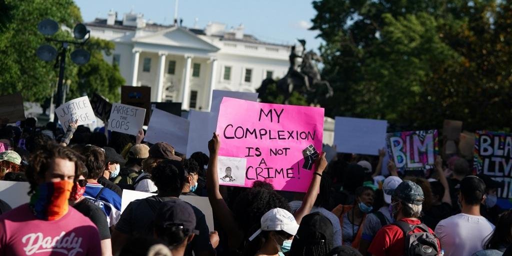 Protestos contra racismo ignoram toques de recolher nos EUA